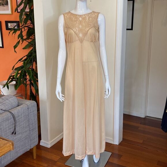 Vintage 1960's Champagne Lace Slip Size Medium - Picture 2 of 8